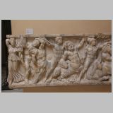 3156 ostia - museum - sarkophag mit szenen der centauromachia - kampf der kentauren mit den lapithen - li seite.jpg